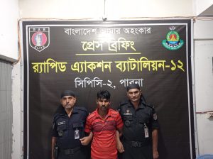 পাবনা র‌্যাবের অভিযানে সড়ক পরিবহন আইনে হত্যার মামলায় ঘাতক ট্রাক চালক গ্রেফতার।